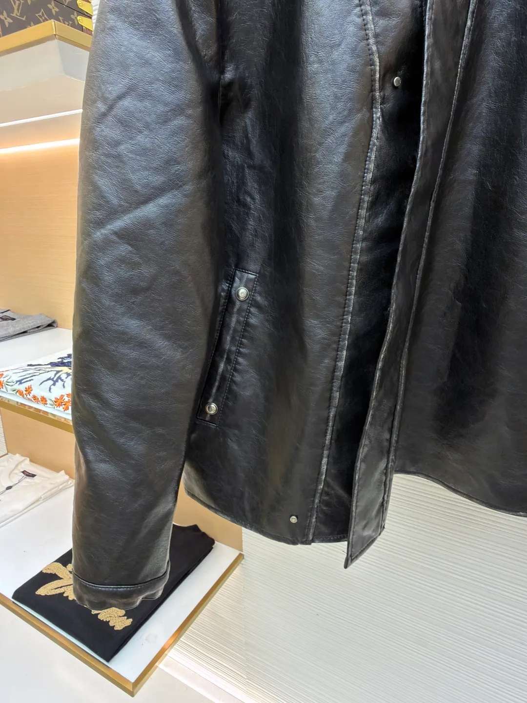 LOUIS VUITTON Four-corner v-neck zipper leather jacket ●Original version: Purchased and developed by 52954 ●Item number: 1681308-C95 ●Fabric: leather fabric ●Technology: made on positioning cutting machine ●Color: black ●Version: fitted version ●Weight: about 1105 grams ●Size: 46-48-50-52 ●Description: Exclusive high-end version! The v-neck cut is really nice. The zipper is a custom-made puller. The texture is immediately visible. The loose fit is super slimming on the upper body and is very tolerant to the body shape. In this season, this jacket is a versatile item that needs no introduction. It is cool and sassy. It is a must-have for fashionable streetwear! The upper body is very handsome. The custom-made soft leather fabric and the craftsmanship details are perfect. It is really easy to wear ~ Highly recommended! The overall wiring is straight and delicate, the fabric is comfortable and soft, and the color is consistent without color difference. It can be matched with the same style to create a fashionable look and control various occasions. Customized accessories, complete with three standards, same style for men and women!